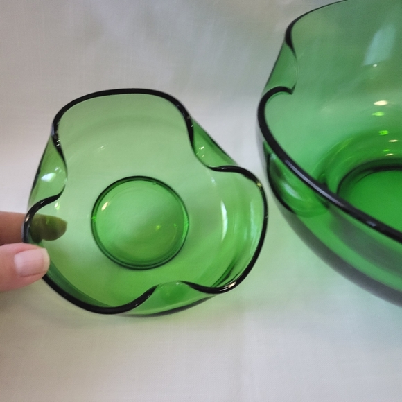 Vintage MCM Chip and Dip Folded Bowls in Avocado Green made by Anchor Hocking - Picture 8 of 9